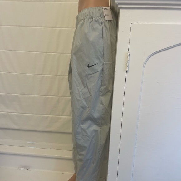 Nike Sportswear Essential Women’s High Rise Curve Pants Woven NEW - Picture 3 of 6